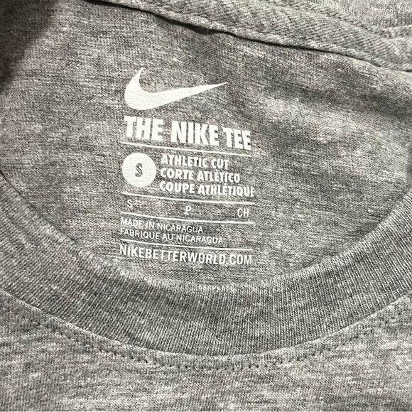 NWOT Nike Kids Basic Tee Athletic Cut Short Sleeve Crewneck Cotton Gray Small - Picture 2 of 3